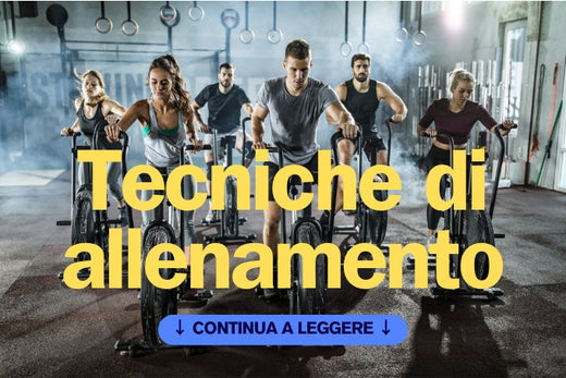 Allenamento di gruppo in palestra con bici da spinning: ciclisti impegnati in esercizi intensivi per migliorare resistenza e forza. Ideale per articoli su tecniche di allenamento e preparazione atletica per ciclisti